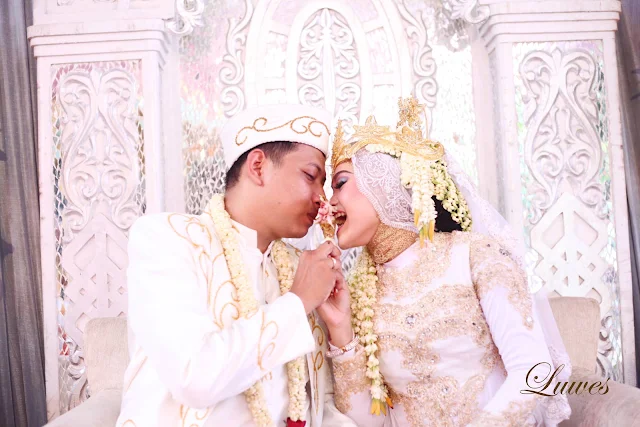 Rias pengantin adat sunda dengan siger