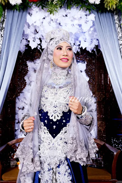 Pengantin muslimah hijab jilbab dengan kebaya modern