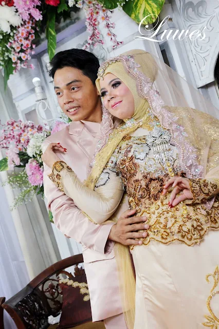 Rias pengantin muslimah dengan menggunakan hijab untuk resepsi pernikahan