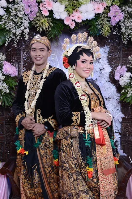 Pengantin adat jawa dengan paes dan dodot