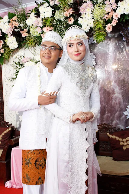 Pengantin muslim akad nikah dengan hijab dan kerudung