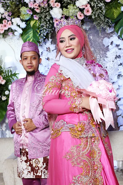 Pengantin muslimah hijab dengan kebaya nasional modern
