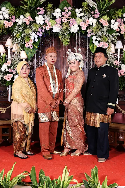 Rias Pengantin adat sunda menggunakan siger dan kebaya nasional
