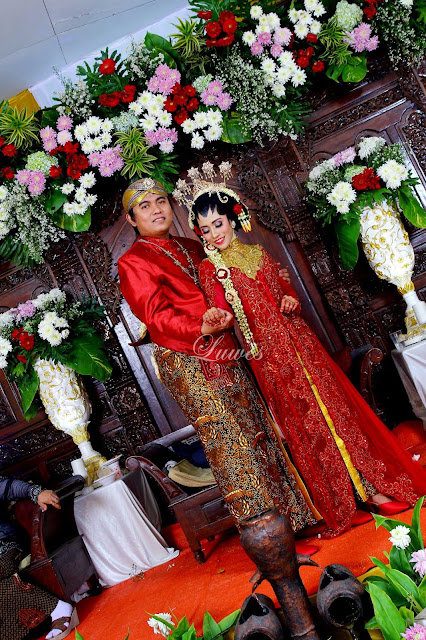 Pengantin dengan adat jawa busana kebaya modern