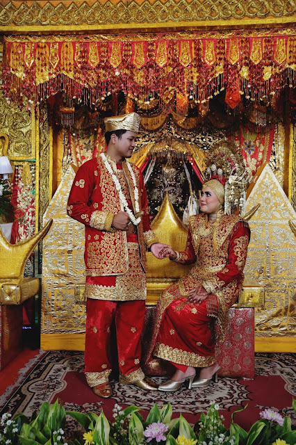Pernikahan rias pengantin adat minang padang sumatra